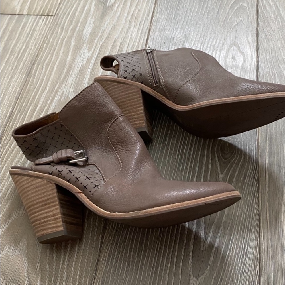BRAND NEW Dolce Vita leather booties